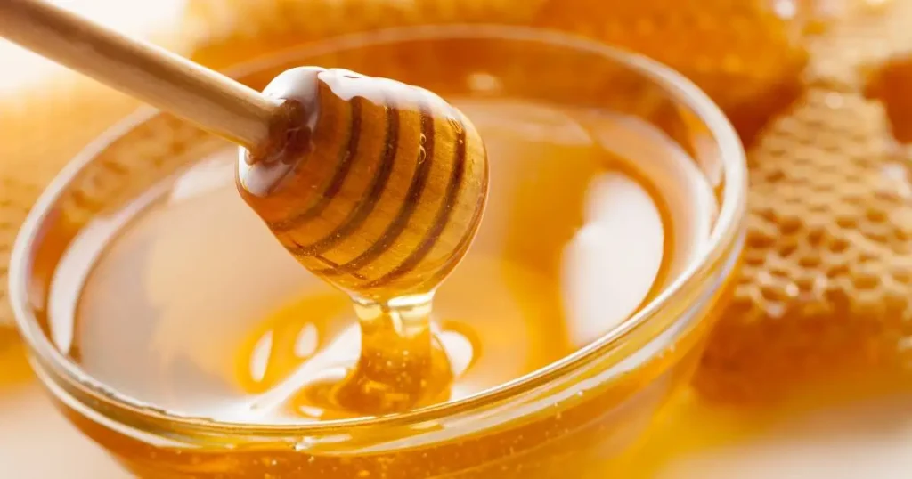 Honey in bowl- health Benefits of honey